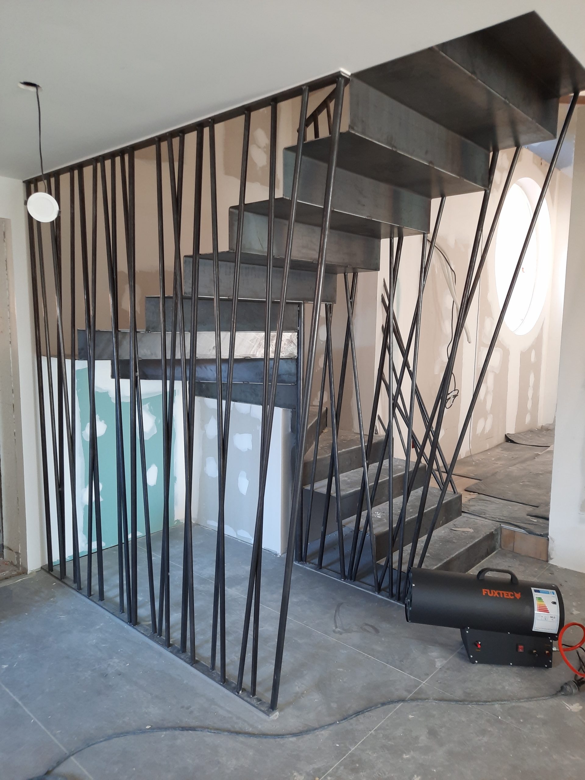 Fabrication artisanale d'un escalier suspendu
